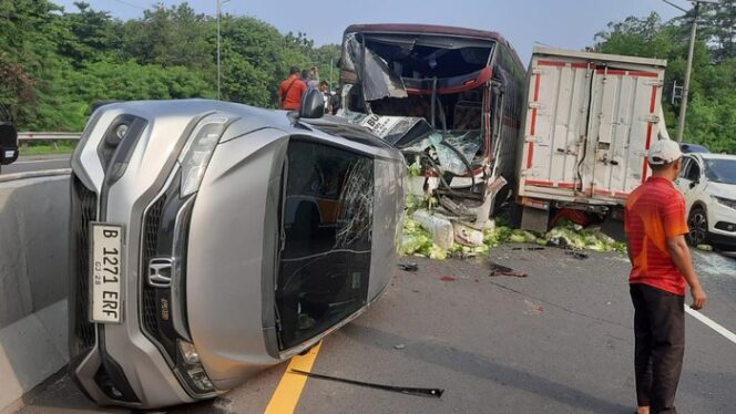 
					Tabrakan Beruntun di Tol Cipularang Jalan Hingga Macet Panjang